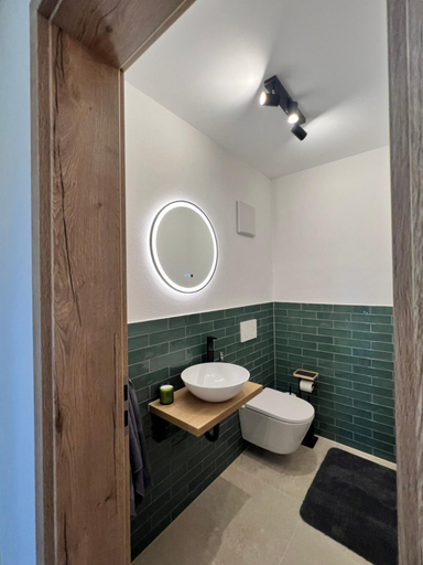 Bathroom 2, Stay Nice Apartments Dorfen Nahe Munchen Jacuzzi Grillkota 75 Zoll TV, Erding