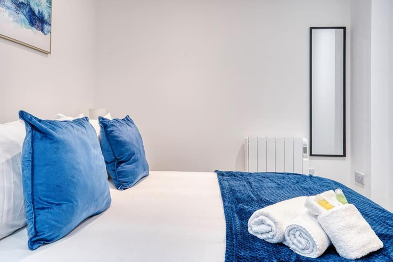 Bedroom 1, Stunning 2 Bed by the City Centre & Bute Park, Cardiff