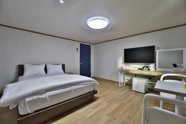 Bedroom 3, Gyeongsan Dongsan, Dong