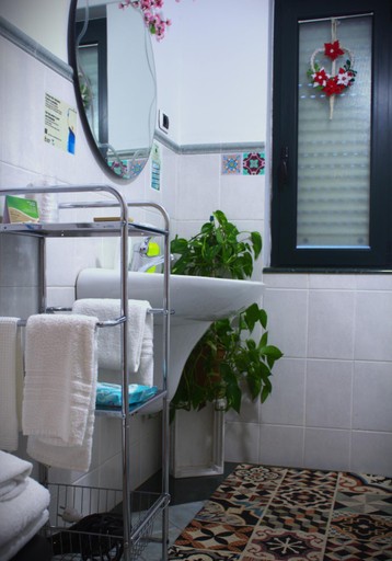 Bathroom 5, Stupor Mundi, Bari