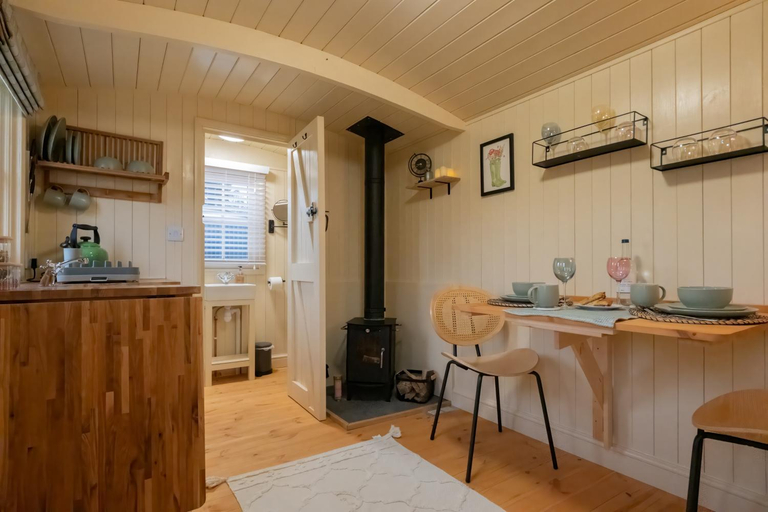 3, ShepherdsHut-HotTub-Cotswolds-PetFriendly, Northamptonshire