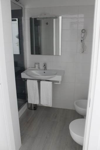 Bathroom 5, Eden Bleu, Napoli