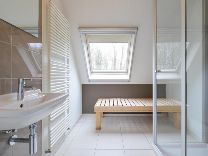 Bathroom, Bungalow in Friesland with Outdoor Spa, Tytsjerksteradiel