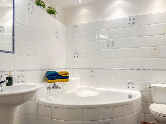 Bathroom 3, Le Rétro Mirabeau, Aude