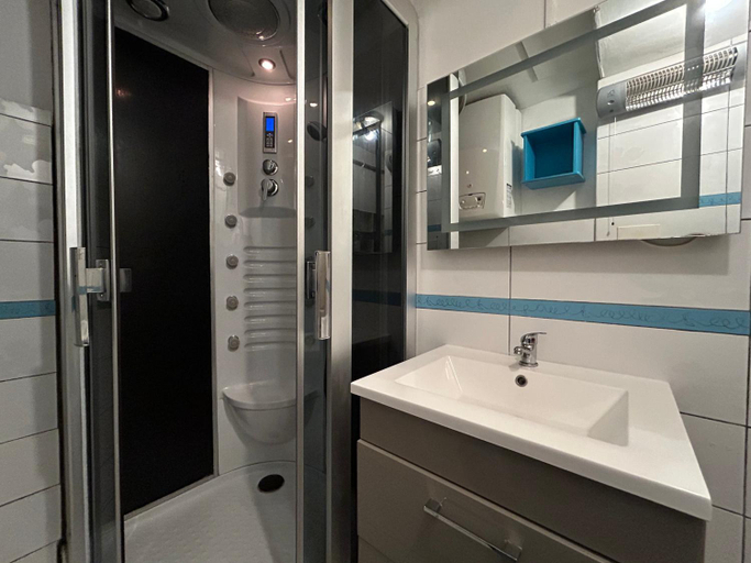 Bathroom, Chez Jeanine - Studio avec Wifi et Climatisation, Gard