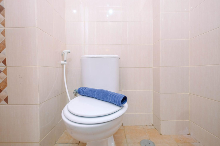Bathroom 4, Minimalist and Comfy Studio Dave Apartment By Travelio, Depok