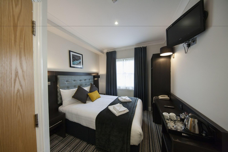 Bedroom 5, St George's Inn Victoria, London