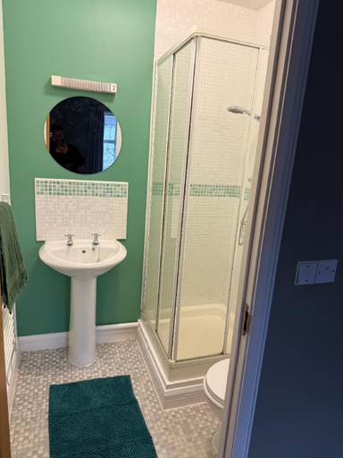 Bathroom 3, Spacious Contractor House for Families, Groups, and Free Parking, Somerset