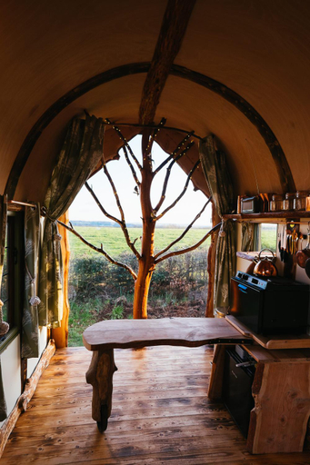 Others 4, Wagon & the Wigwam, Hampshire
