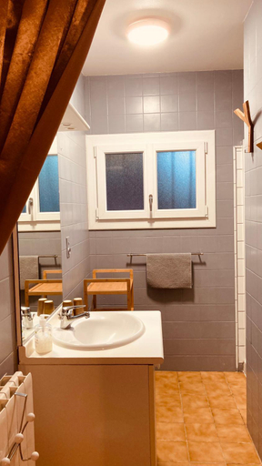 Bathroom 4, Metairie de Moutiques, Gers