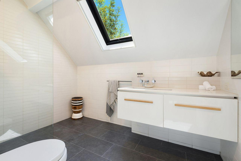 Bathroom 4, A Top Spot, Byron