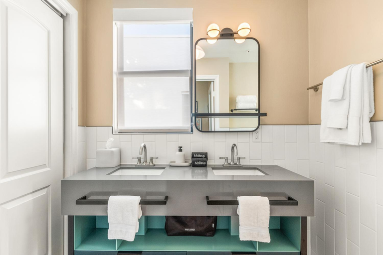 Bathroom 4, South Beach Plaza Hotel, Miami-Dade