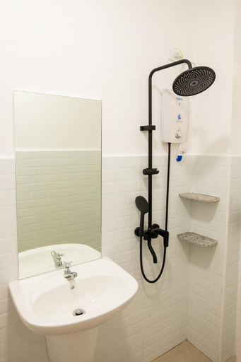 Bathroom 3, E&C TOURIST INN FAMILY ROOM, Dumaguete City