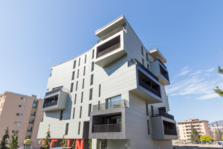 Exterior & Views