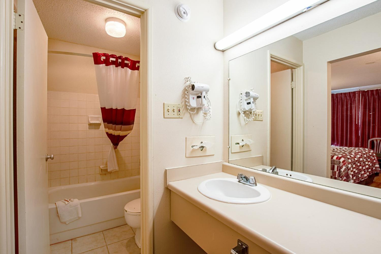 Bathroom 4, Red Roof Inn Battle Creek, Calhoun