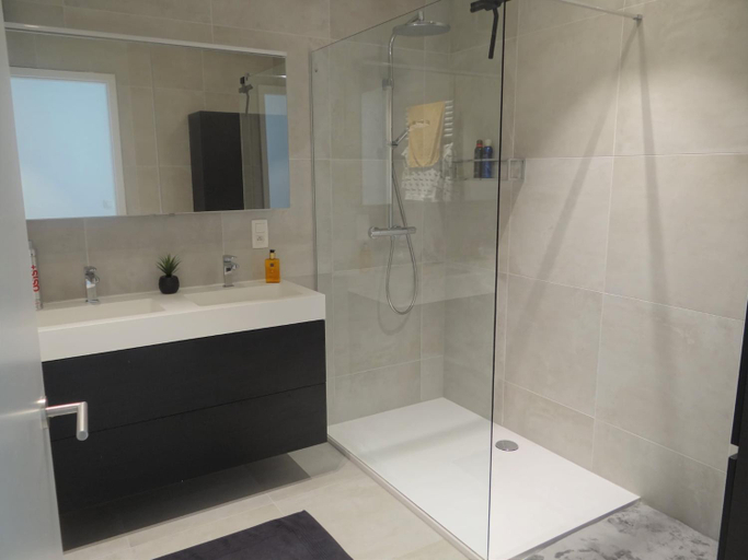 Bathroom 3, Apartment in Estartit with sea beach, West-Vlaanderen