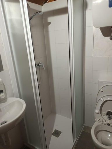 Shower 4, StarsBox con jacuzzi privata a 1000 passi dal mare, Savona