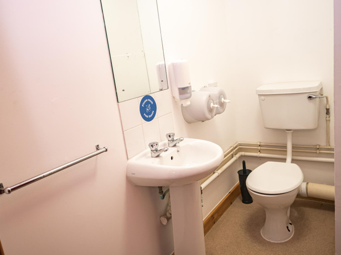 Bathroom 4, YHA London Lee Valley, Hertfordshire
