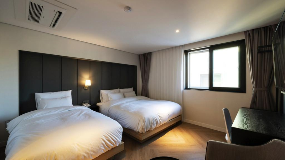 Bedroom 2, Tongyeong Hangnam Brown Dot, Tongyeong