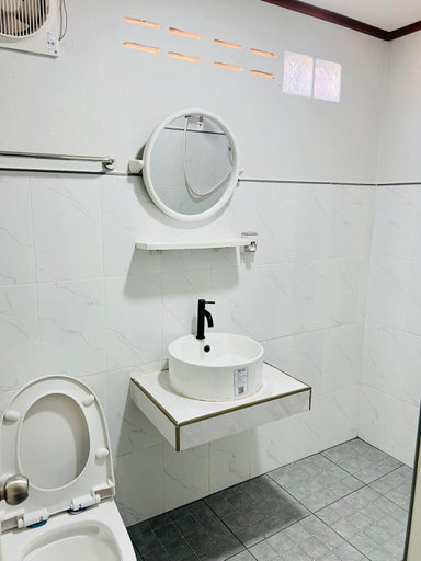 Bathroom 2, Lungwang Guest House, Muang Mae Hong Son