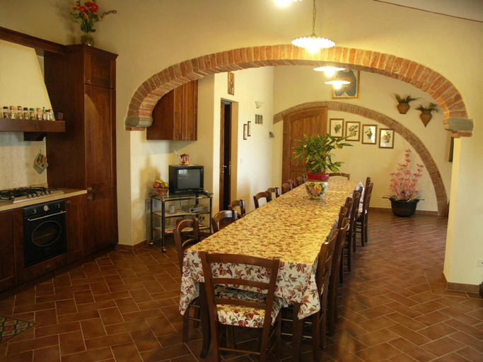 Others 3, Elegant Castle Stay with Pool, Arezzo