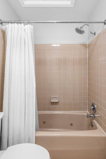 Bathroom 3, Leesburg Colonial Inn, Loudoun
