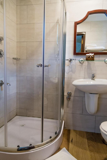 Bathroom, Aishi Machame, Hai