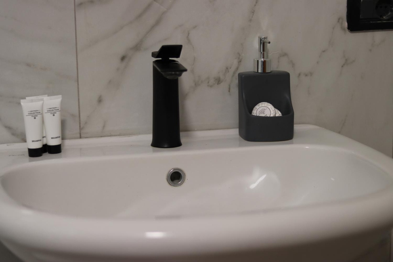 Bathroom 1, Vila Bajrami, Vlorës