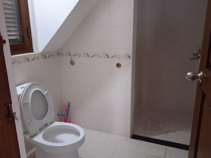 Bathroom 3, Villa Gathering Muslim Yuni Syahla, Bogor
