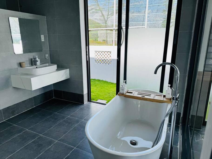 Bathroom 3, Whispering waves beach villa, Phan Thiết