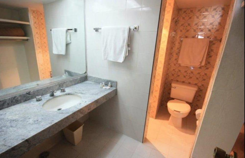 Bathroom 4, Universo, Guadalajara