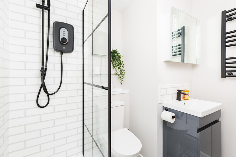 Shower 3, Modern 2-Bedroom Apartments with Free Parking in Leamington Spa, Warwickshire