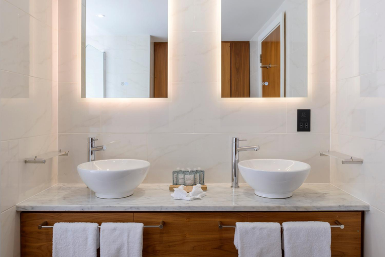 Bathroom 4, The Manor West Hotel & Leisure Club