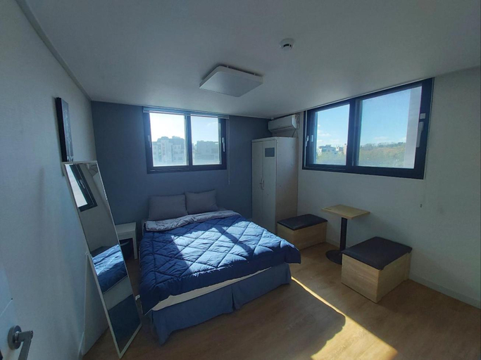 Bedroom 3, 29 Play House, Jung