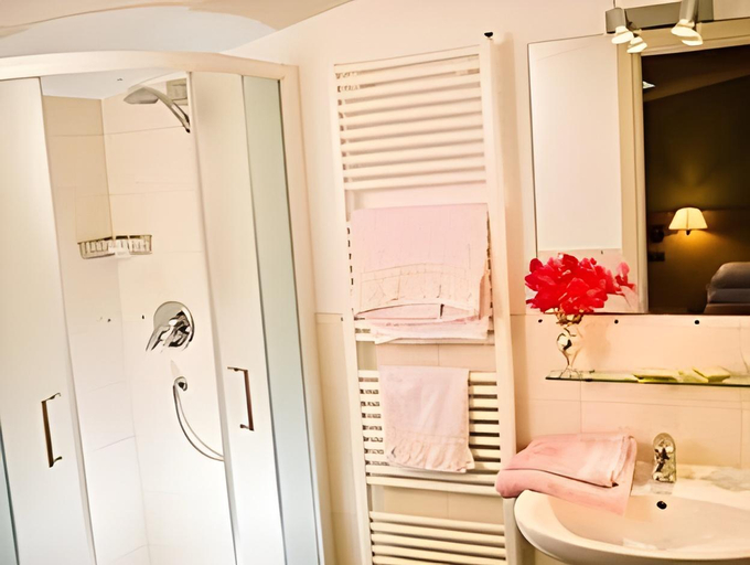 Bathroom 4, Hotel Main Street, Rimini