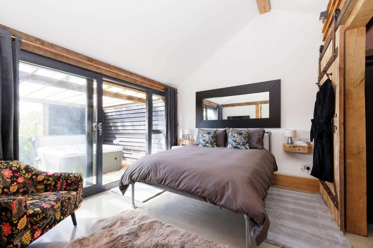 Others 4, Romantic Countryside Lodge with Hot Tub, West Sussex