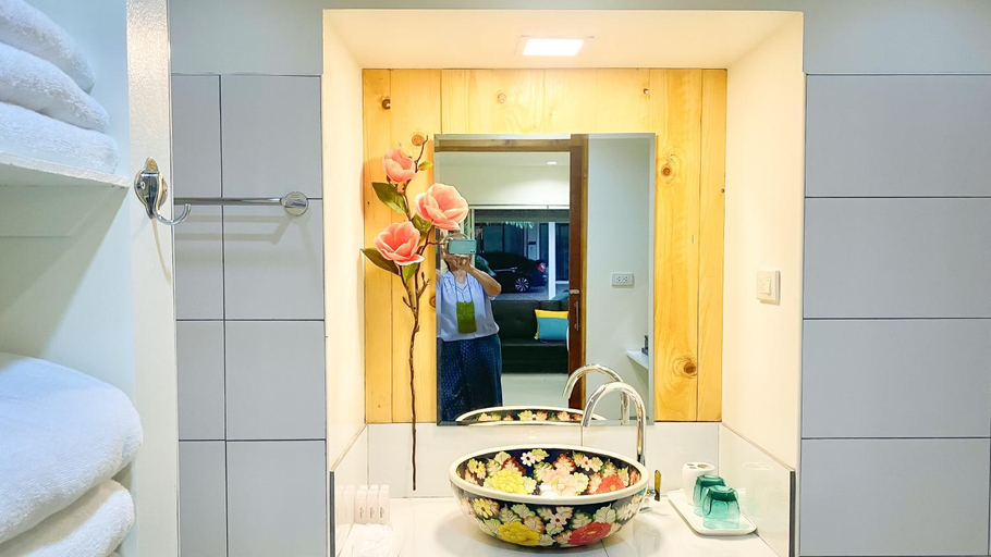 Bathroom 5, Rimsira, Pathiu