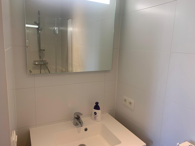 Bathroom, Relaxing Beachside Apartment, West-Vlaanderen