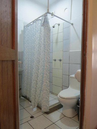 Bathroom 4, La Casa de Abril, Cusco