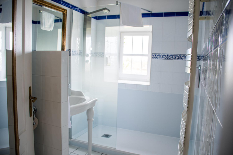Bathroom 3, Relais du Château d'Arche, The Originals Relais, Gironde