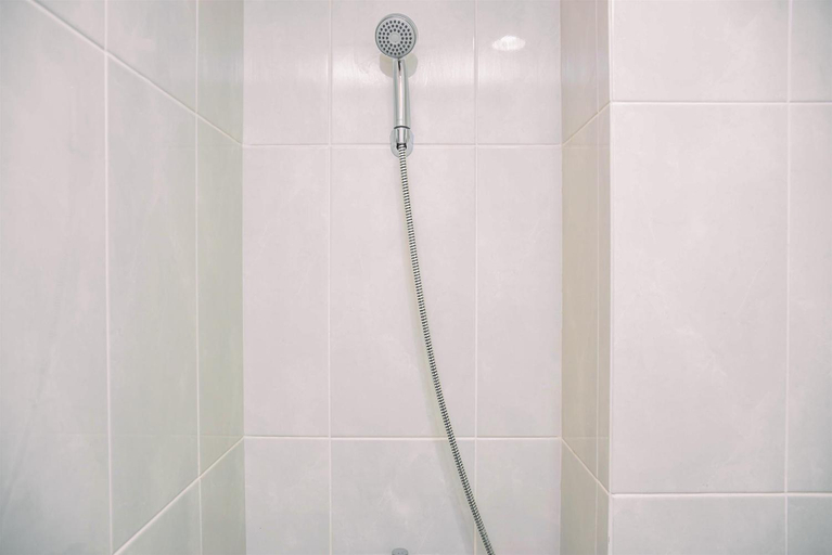 Bathroom 3, Nice & Cozy Studio Evenciio Apartment By Travelio, Depok