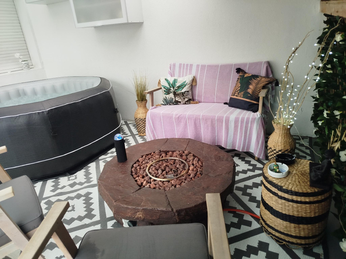 Fireplace, Escapade Royale à PAU - VILLA Privée 6 Pers. + Bébé, Spa, Braséro & Piscine, Pyrénées-Atlantiques