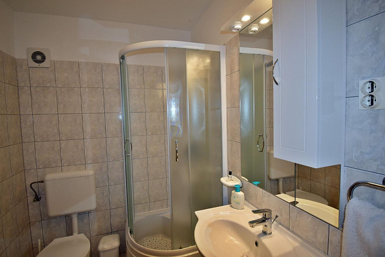 Bathroom 2, Apartments Tina & Denis, Pula
