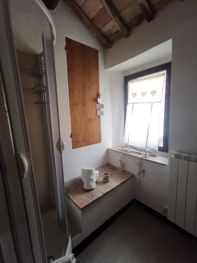 Bathroom 2, Gioia, Siena