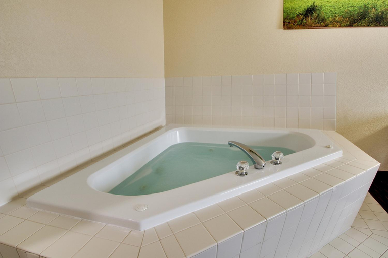 Bathroom 3, EverSpring Inn & Suites, Mahaska