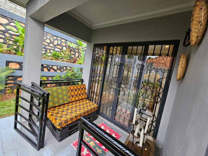 4, Ripple House, Busiiro