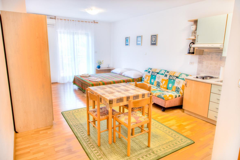 Others 5, Apartment 2011, Fažana