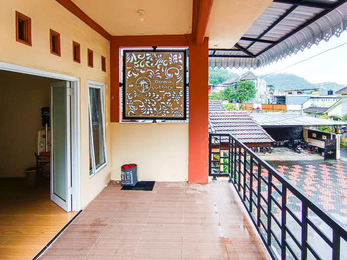 Public Area, RedDoorz @ Dewa Breeze Inn near Paralayang, Malang