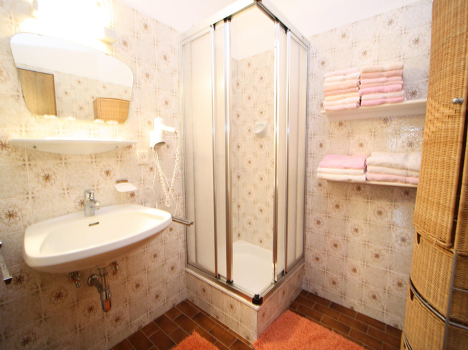 Bathroom, Apartment in Krispl near Ski Slopes, Hallein