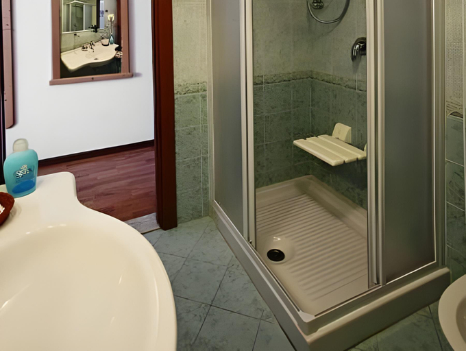 Bathroom 3, Hotel Posta, Udine